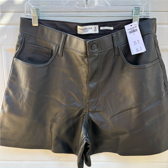 Abercrombie & Fitch Black Vegan Leather The Dad Short High Rise  Size 12 - Picture 1 of 7